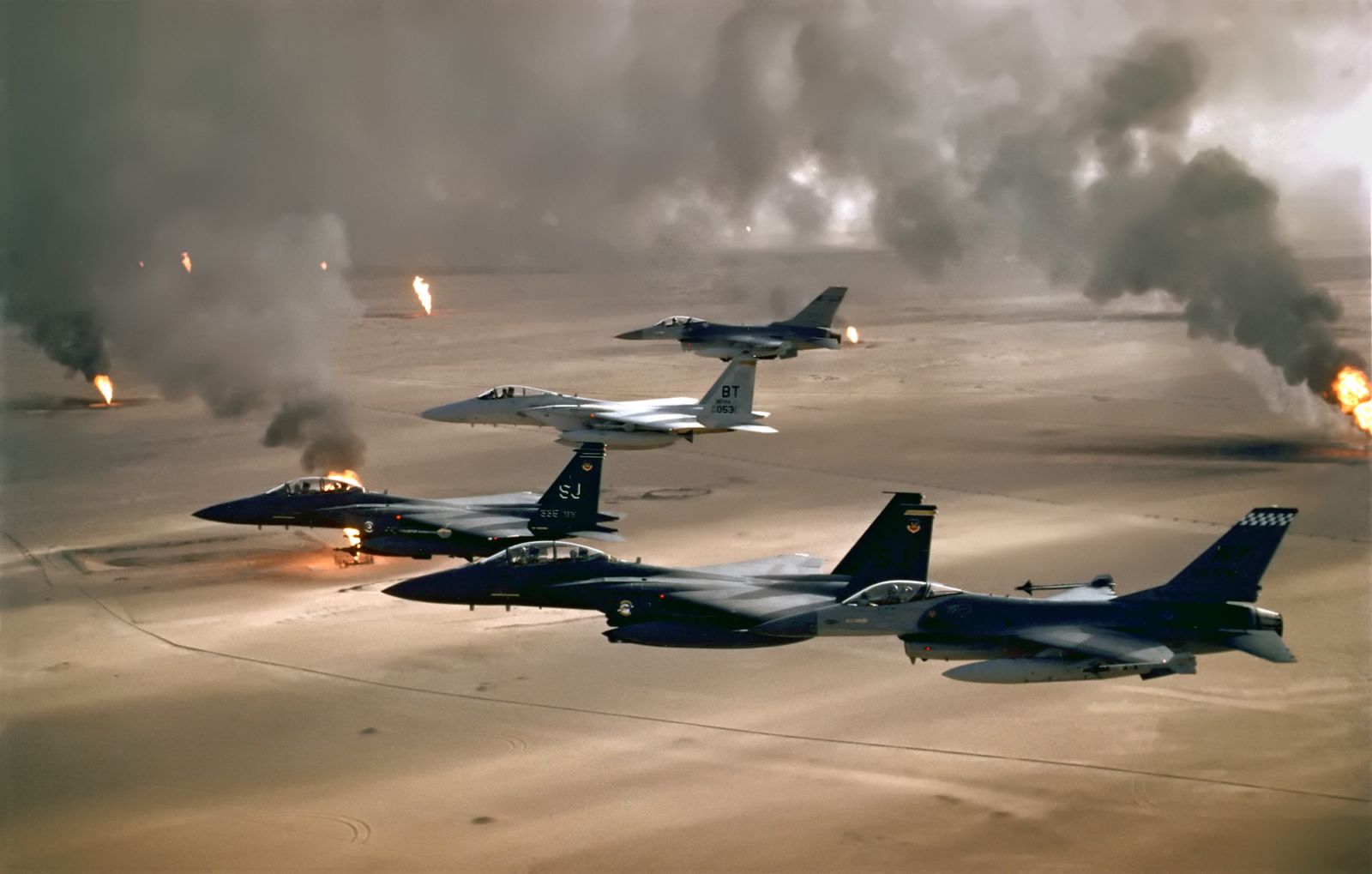 F-15 و F-16 های امریکایی در حال عبور از چاهای نفت منهدم شده عراق 